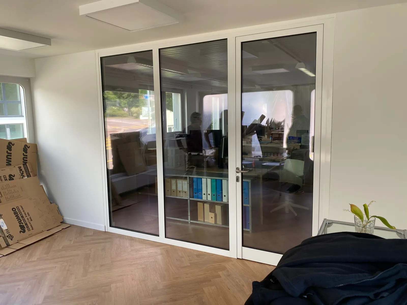 Cloison vitrée alu blanche dans un bureau