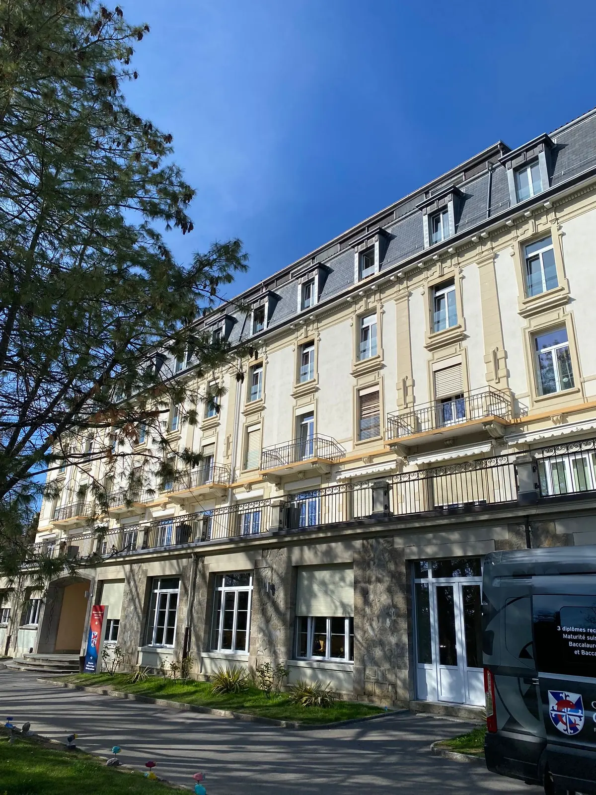 Immeuble ancien, nouvelles fenêtres blanches