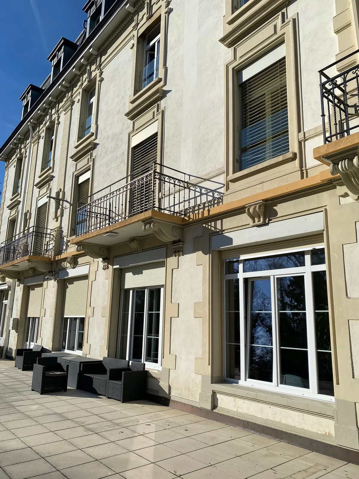 Immeuble ancien, fenêtres remplacées