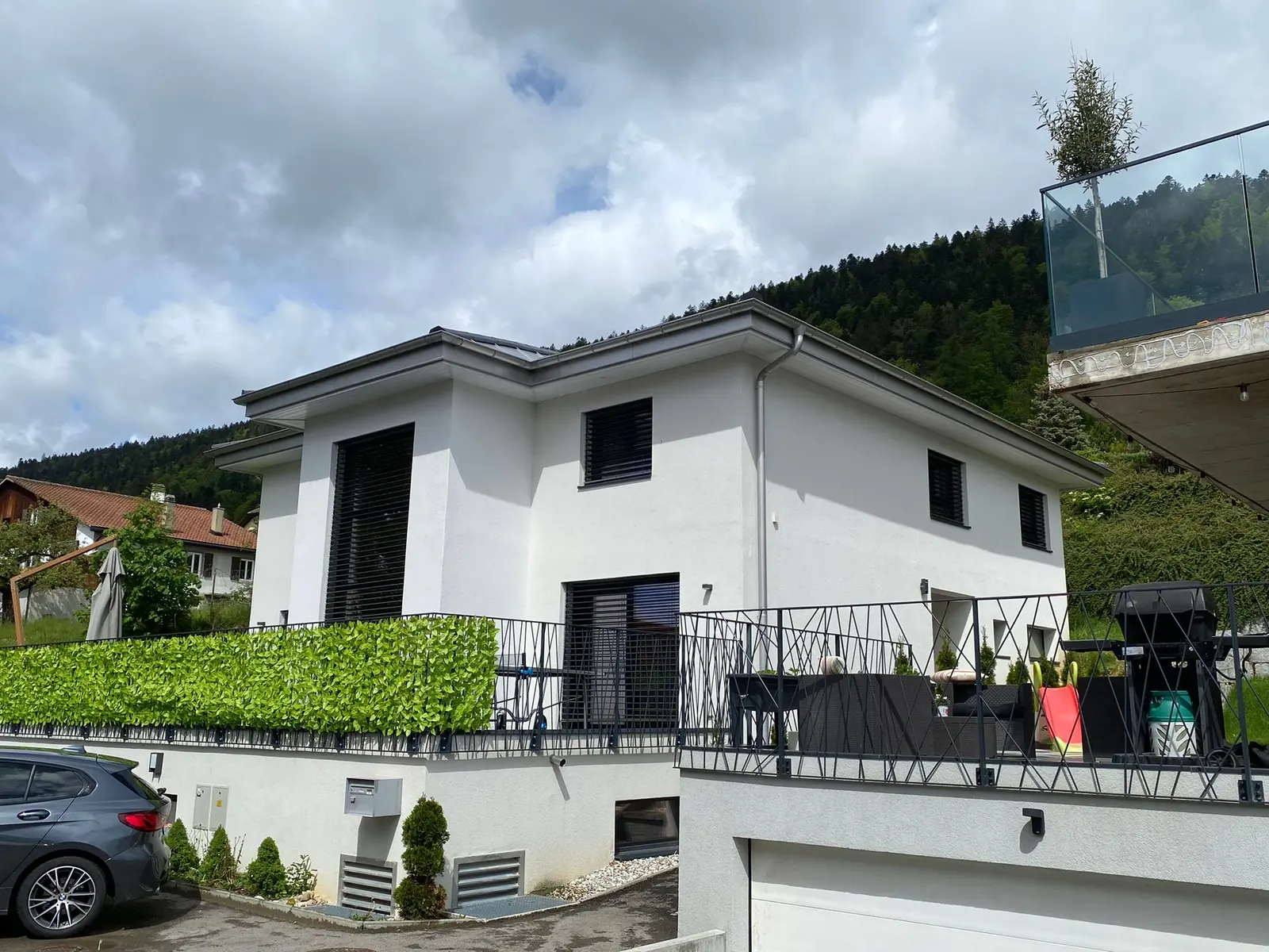 Façade, fenêtres et stores anthracite