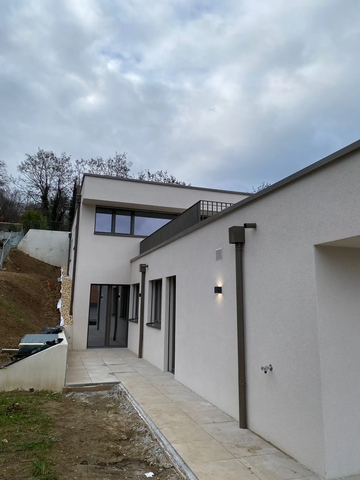 Villa à toit plat, ouvertures anthracite