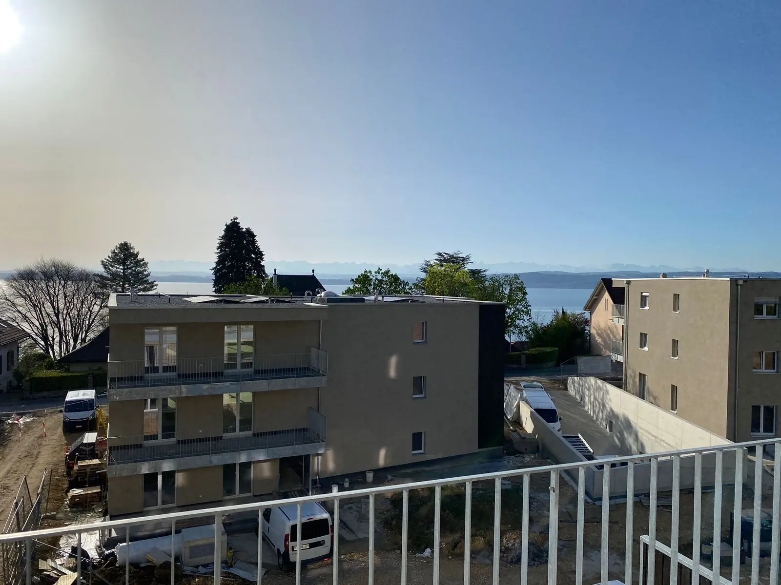 Immeuble neuf, vue sur le lac et les Alpes