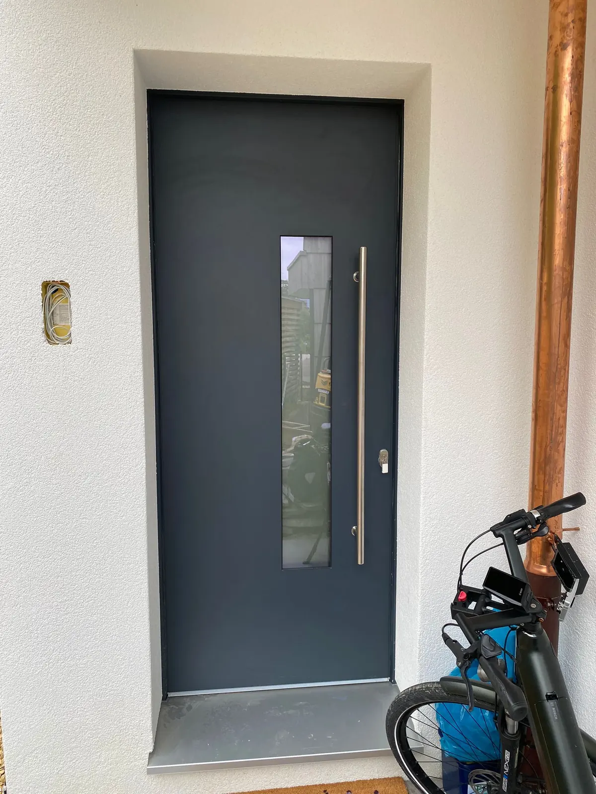 Porte d'entrée alu anthracite, poignée bâton