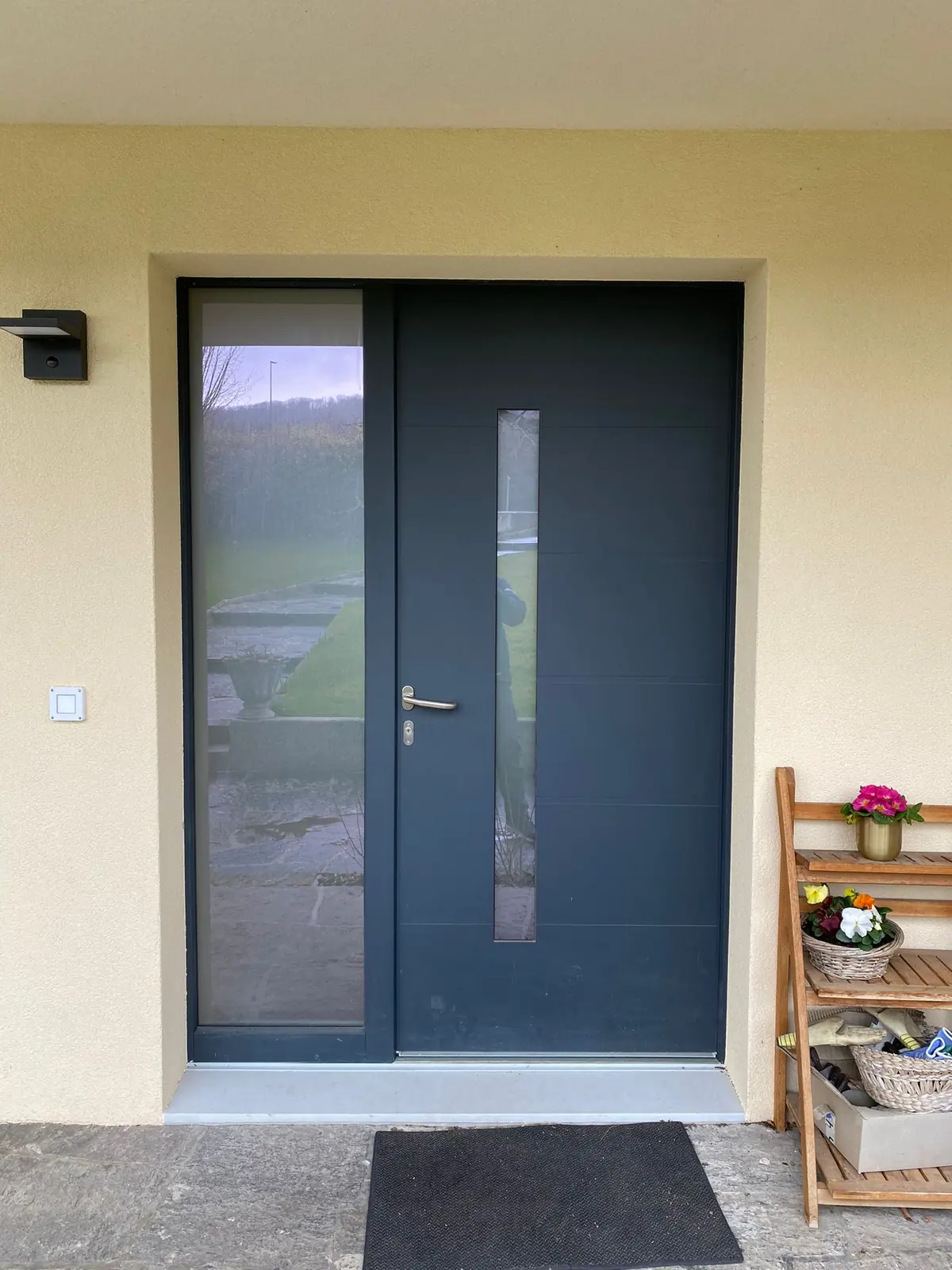 Porte anthracite avec grand vitrage latéral