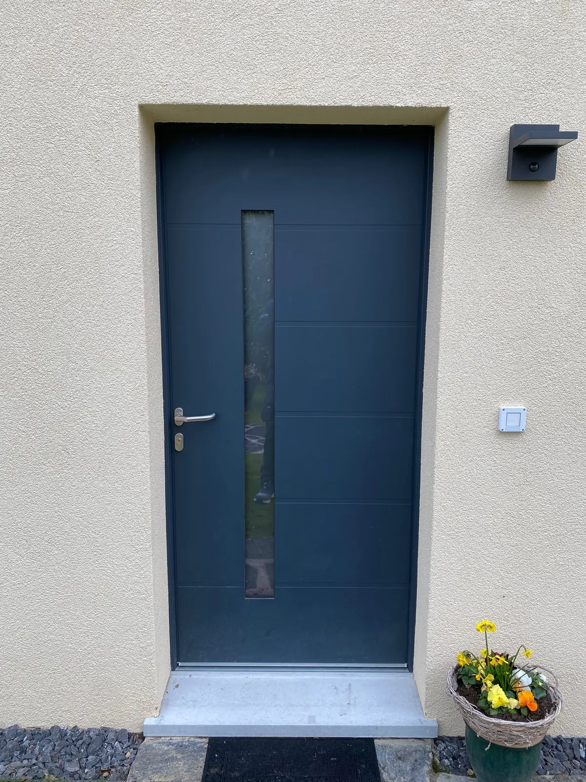 Porte anthracite à vitrage vertical