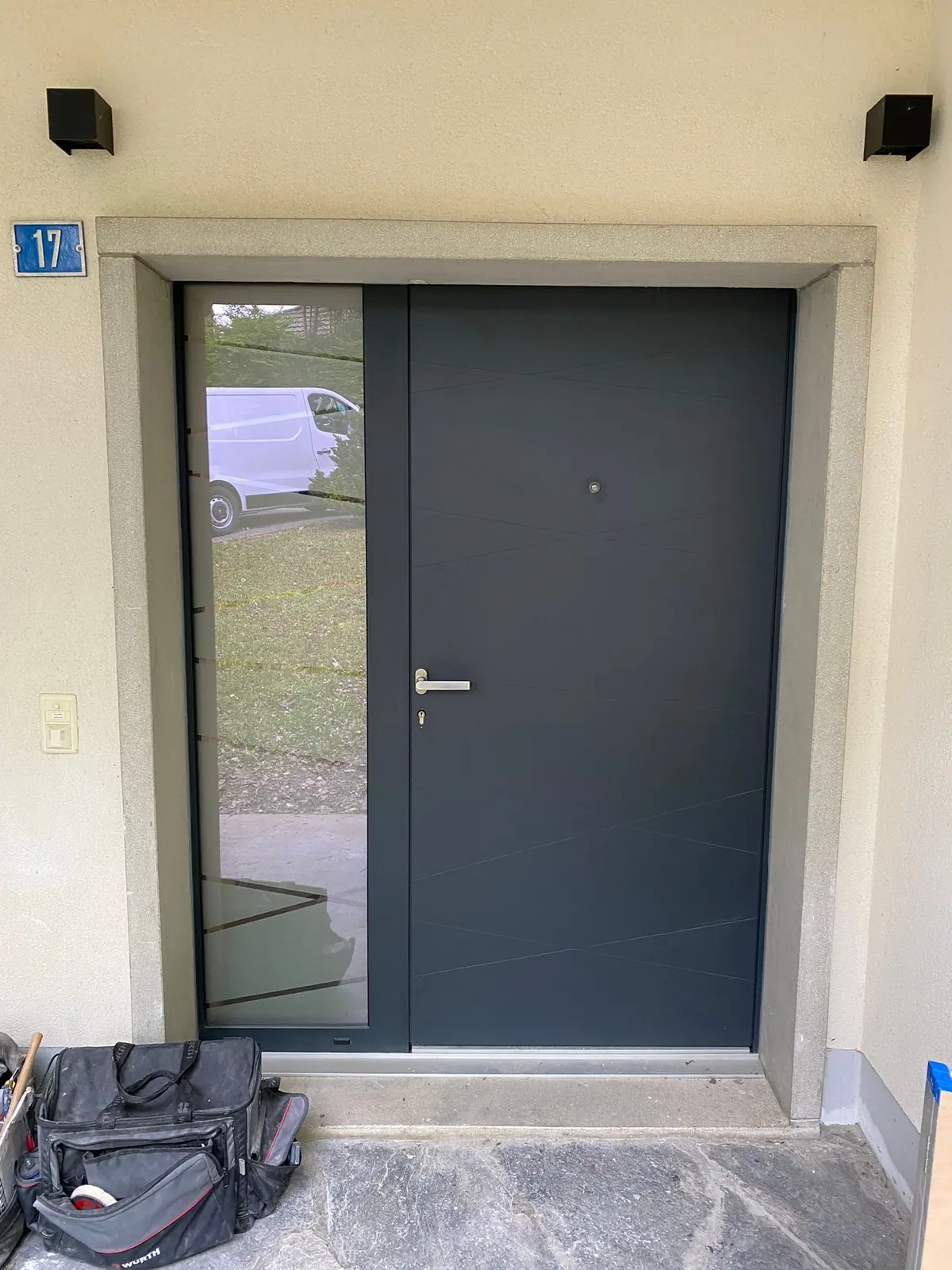 Porte anthracite avec partie latérale vitrée