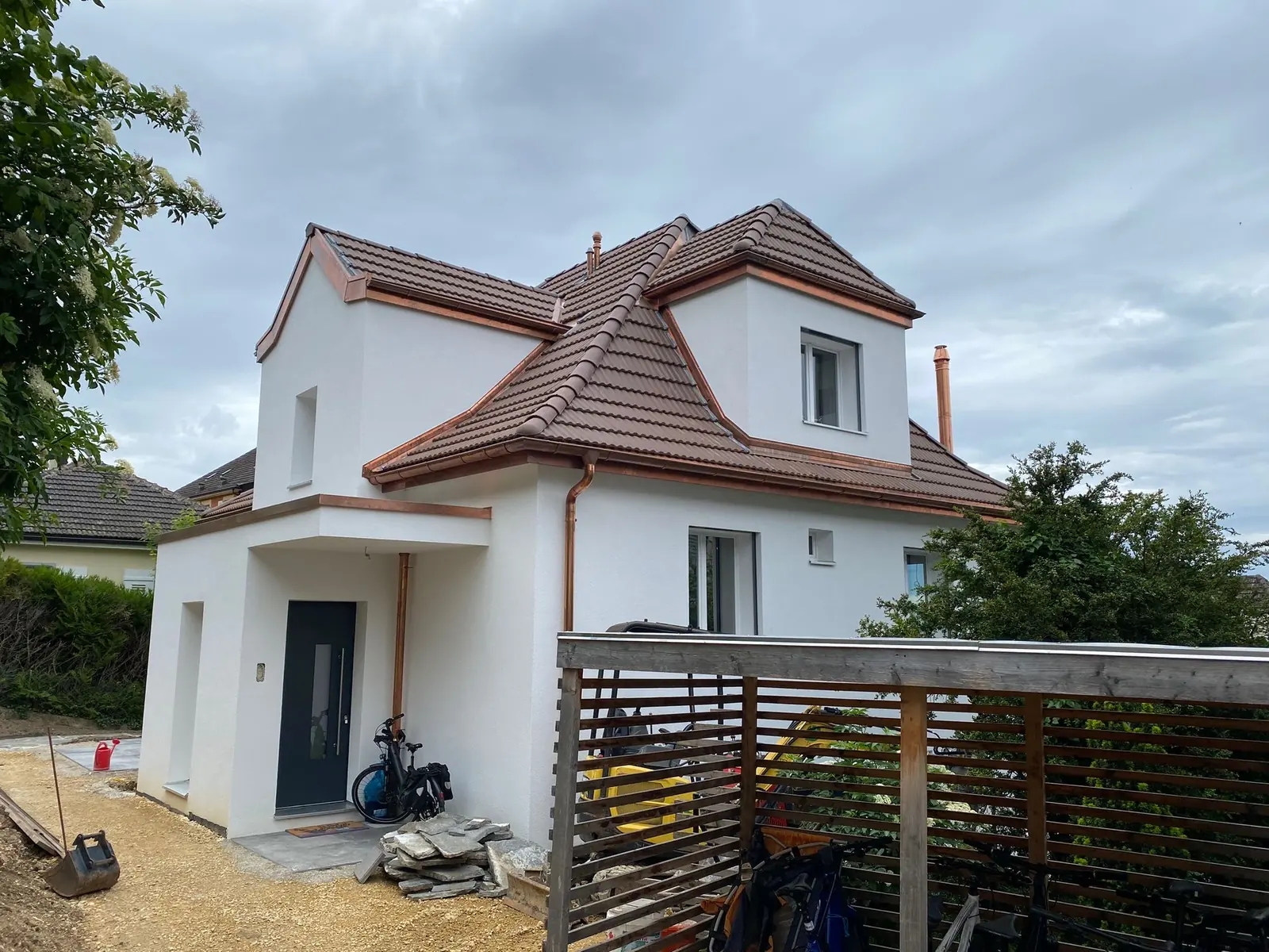 Porte anthracite sur villa blanche