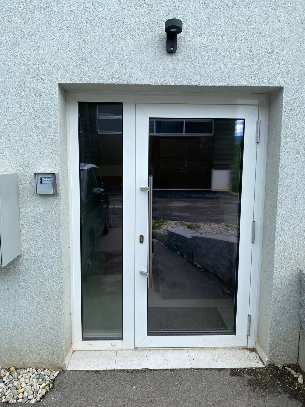Porte blanche à double vantail vitré